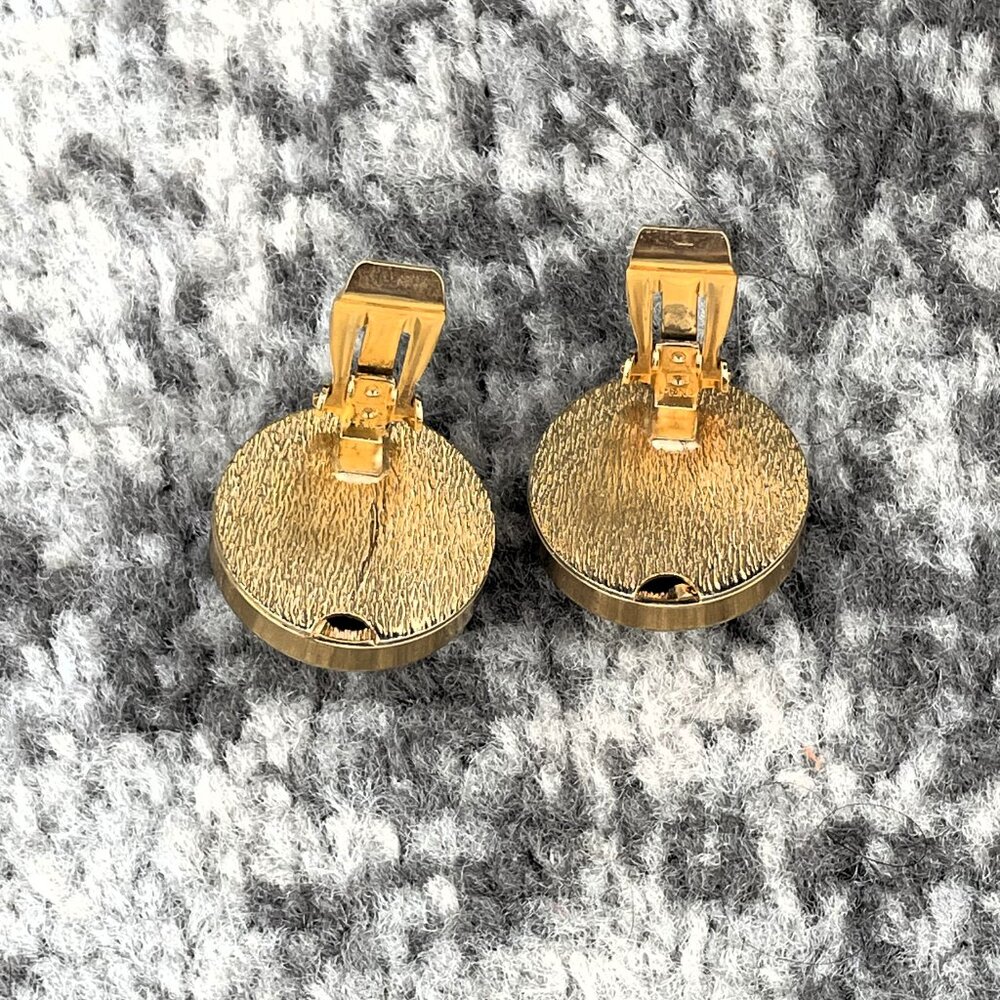 Vintage Gold-tone Ribbed Domed Clip-on Earrings - Picture 3 of 4